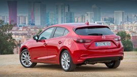 Mazda 3. После добавления к значку Skyactiv на корме «двойки» бензиновая Mazda 3 сможет расходовать 3,33 л/100 км даже без гибридного привода.