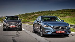 Mazda 6,Mazda cx-5. Они уже в продаже. С новыми бамперами, решётками радиаторов, диодными фарами и противотуманками, на литых дисках с чернёными вставками. Ходовые огни CX-5 выключаются в парковочном режиме «автомата» — отличное решение.