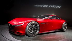 Mazda rx-vision,Mazda concept. Вероятно, у грядущей серийной машины на базе концепта Mazda RX-Vision двигатель будет смещён в пределы колёсной базы, как это было у моделей RX-7 и RX-8.